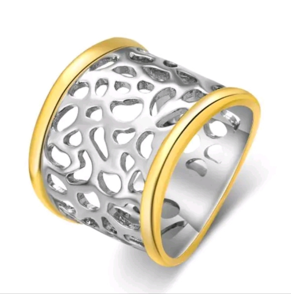 WOMEN'S HOLLOW WIDE BAND RING (NWT)
